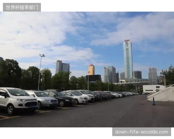 天河体育中心商圈化迭代：单一体育功能如何向“城市客厅”综合体平稳过渡？